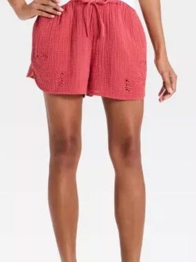 Universal Thread Women's Mid-Rise‎ Cutwork Cotton Pull-On Shorts 3" Berry Red M